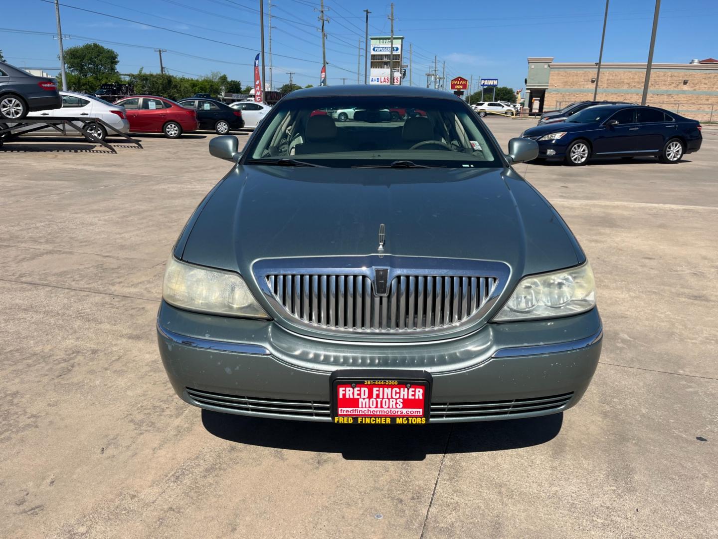 2004 green /TAN Lincoln Town Car Signature (1LNHM81W84Y) with an 4.6L V8 SOHC 16V engine, 4-Speed Automatic Overdrive transmission, located at 14700 Tomball Parkway 249, Houston, TX, 77086, (281) 444-2200, 29.928619, -95.504074 - Photo#1